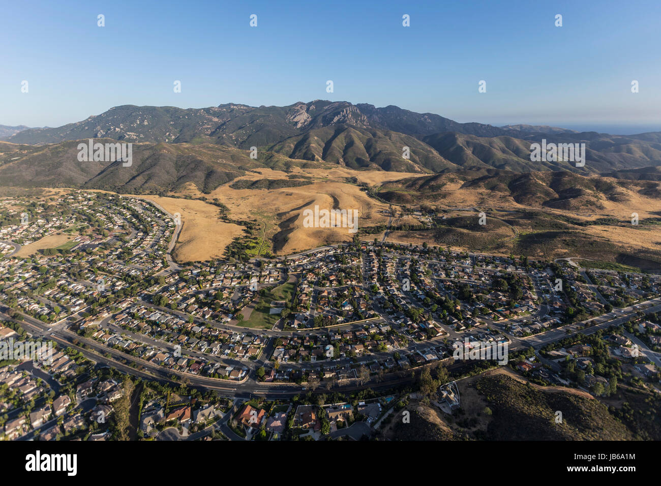 Luftaufnahme von Boney m, Santa Monica Mountains National Recreation Area und Newbury Park Nachbarschaften in Ventura County in Kalifornien. Stockfoto