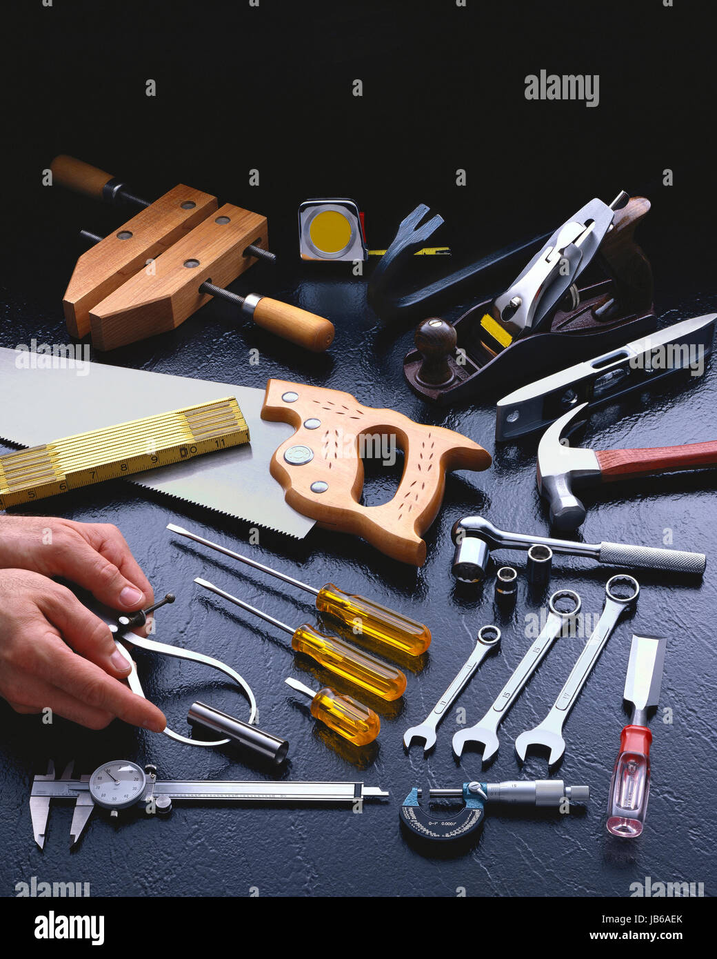 Handwerkzeuge mit ein paar Hände Stockfoto