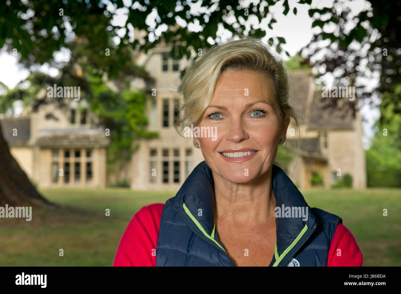 Schauspieler Fiona fullerton an ihrem Haus Stockfotografie Alamy