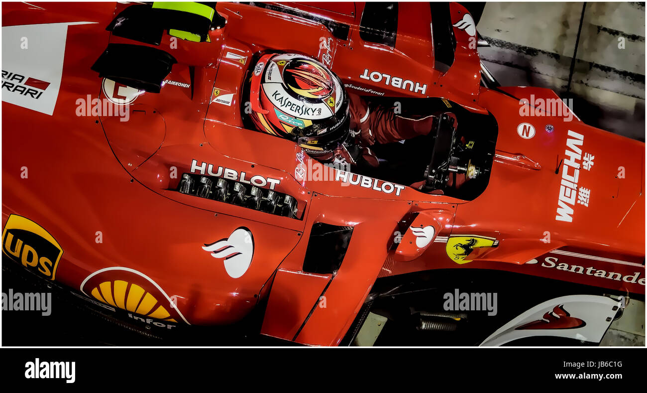 Draufsicht von Kimi Räikkönen saß in seinem Ferrari-SF70H bei einem Boxenstopp bei Sakir, grand Prix von Bahrain 2017 Stockfoto