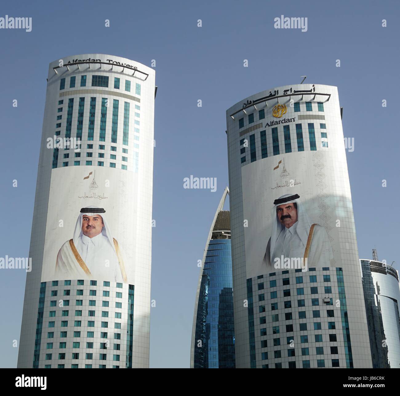 Blick auf die Alfardan Türme Twin Wolkenkratzer befindet sich in West Bay Doha bedeckt mit Bildern von der regierenden Al Thani Emir von Katar Stockfoto