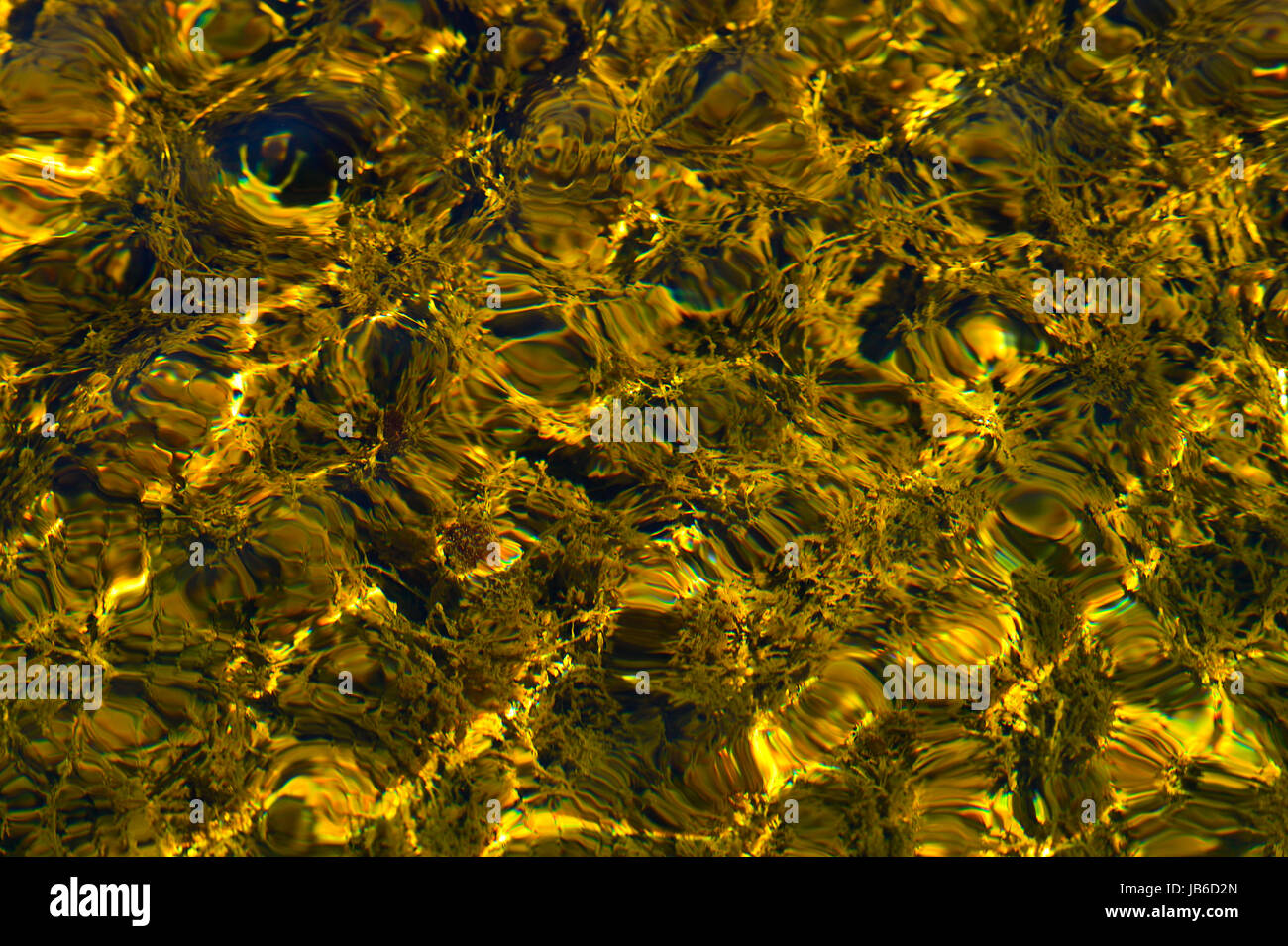 Ein abstraktes Bild des Sonnenlichts reflektiert Wasser in einem See Stockfoto