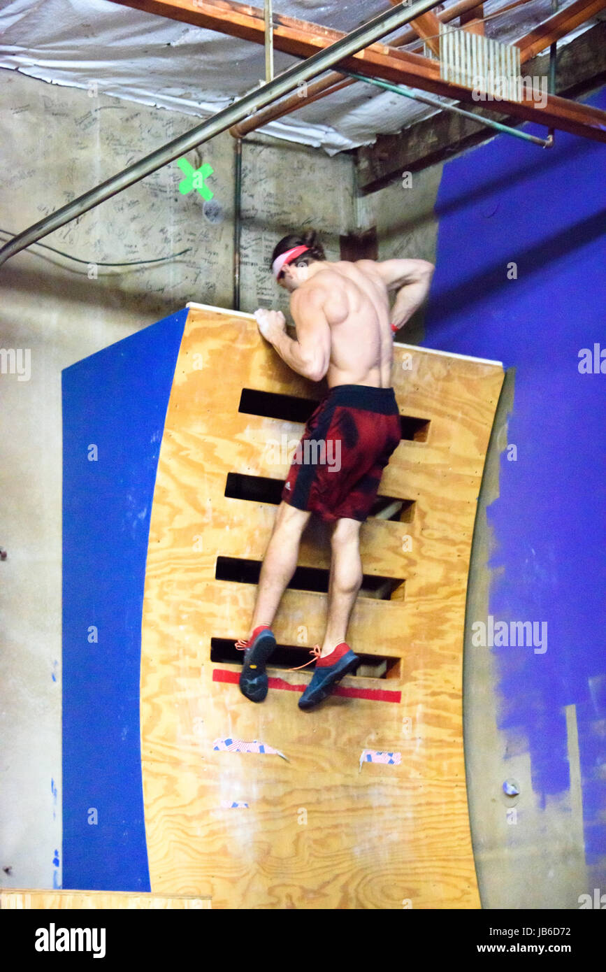 Adam Rahl Abschluss der Verwerfung Wand während eines Ninja-Krieger-Wettbewerbs in Albuquerque im Jahr 2017.  Adam ist auf American Ninja-Krieger im Jahr 2017 konkurrieren. Stockfoto