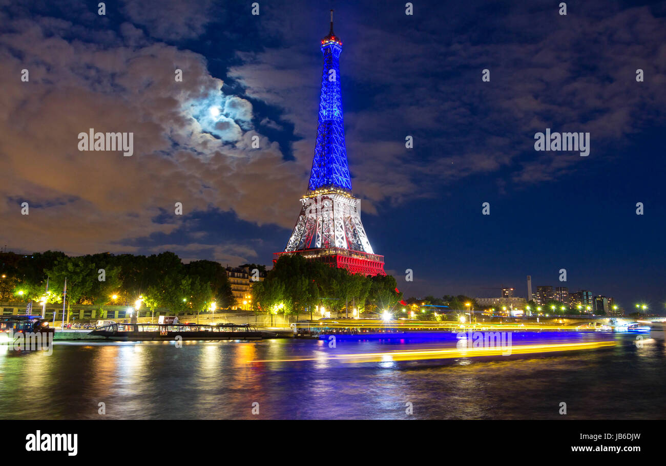 Paris, Frankreich-Juli 16, 2016: Der Eiffelturm beleuchtet mit Farben der französischen Flagge zu Ehren der Opfer des 14. Juli 2016 Terroranschlag in Stockfoto