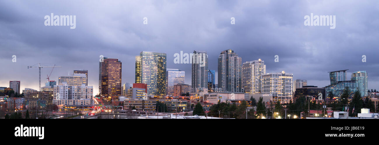 Die helle Neubauten von Bellevue Washington beginnen zu glühen, als die Nacht hereinbricht Stockfoto