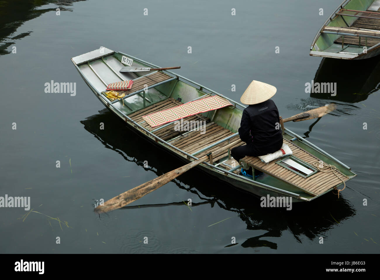 Frau im Boot bei Ninh Hai Bootshafen für Tam Coc Bootsfahrten, Ninh Binh, Vietnam Stockfoto