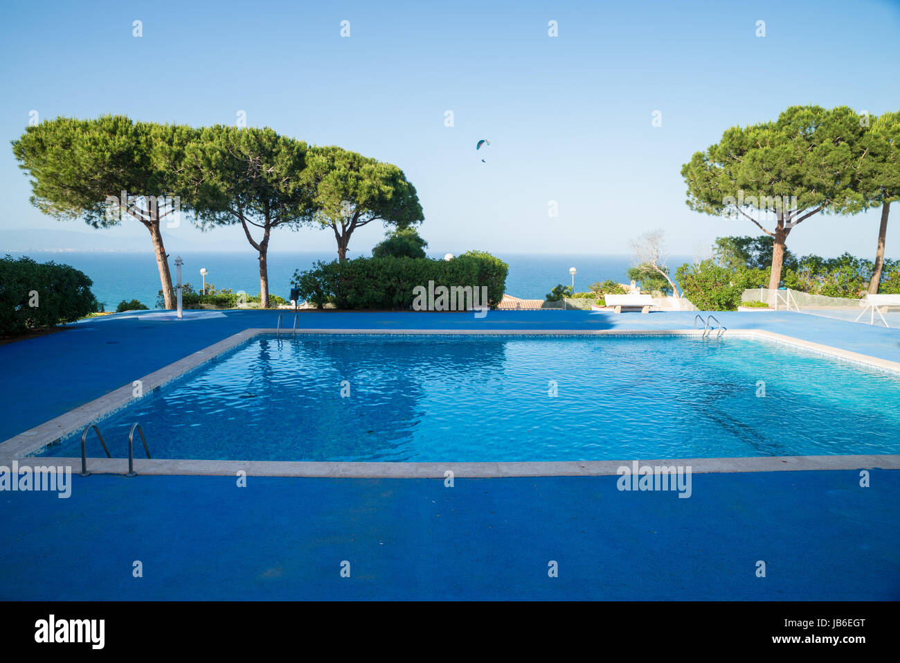 Sonniger Pool mit Blick auf die mediterrane costaline Stockfoto