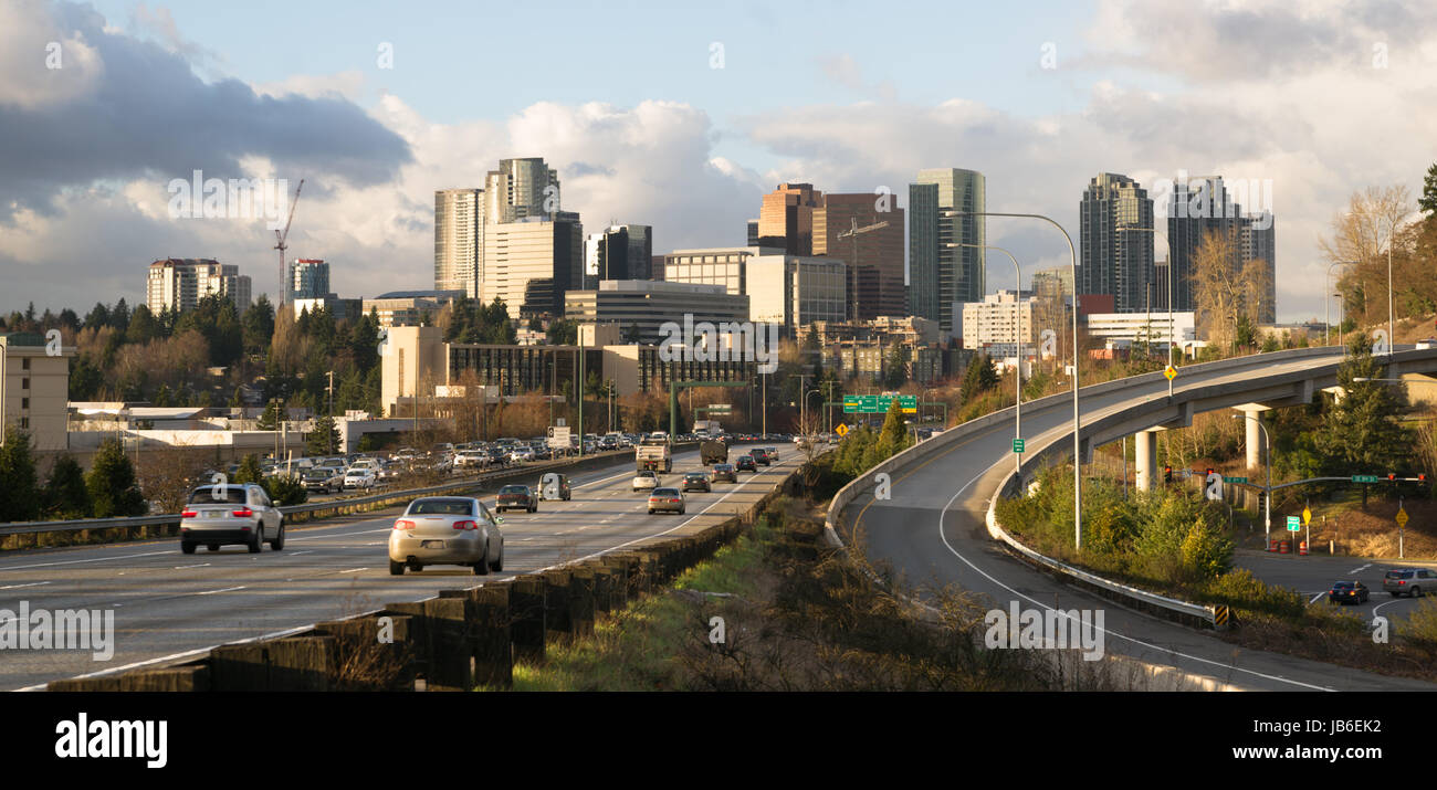 Mehr Autos kommt in Bellevue, Washington als Arbeit Tag zu Ende gehen. Stockfoto
