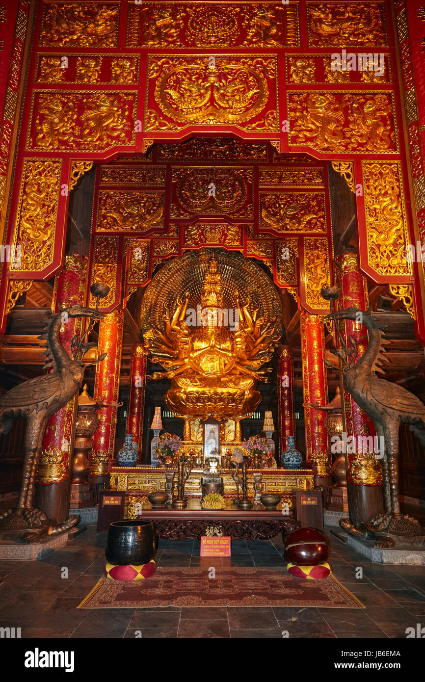 Goldene Statue am Bai Dinh buddhistische Tempelanlage, in der Nähe von Ninh Binh, Vietnam Stockfoto