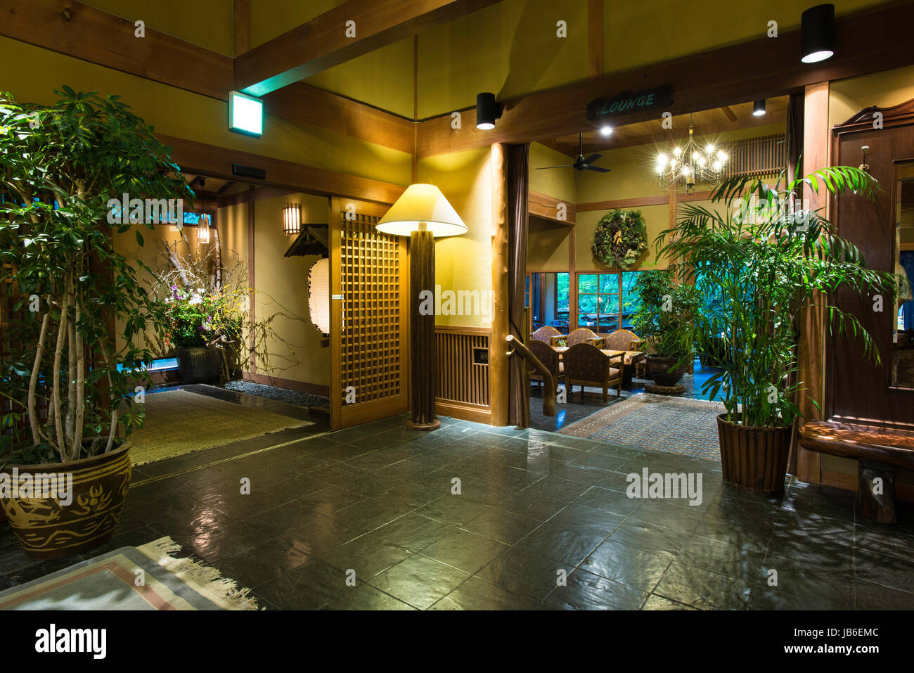 Die Eingangshalle an Iwanoyu Ryokan in Nagano, Japan Stockfoto