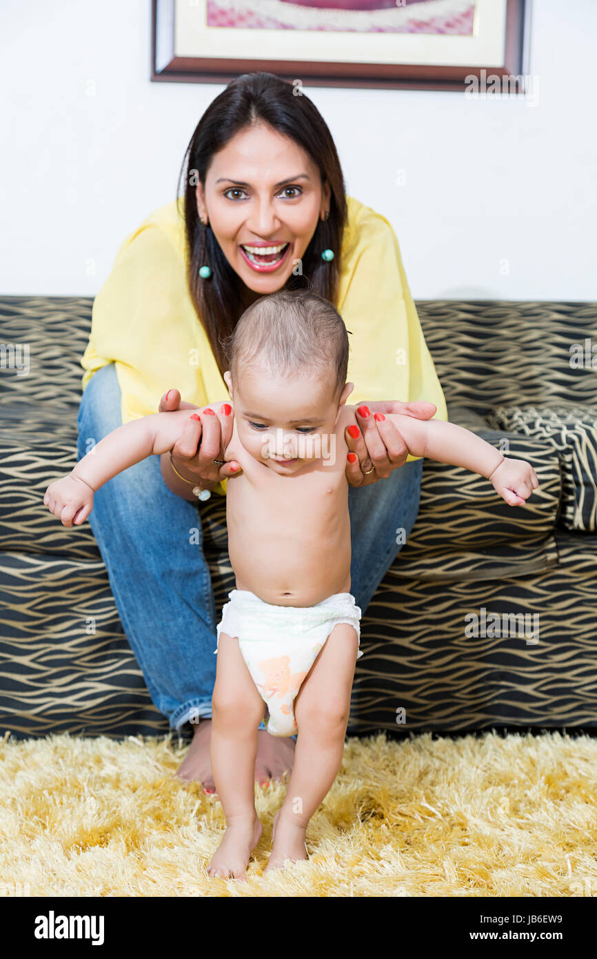 2 Leute, die zu Hause das Baby Anfang junge Mutter lächelnd Sohn ständigen Wandern Stockfoto
