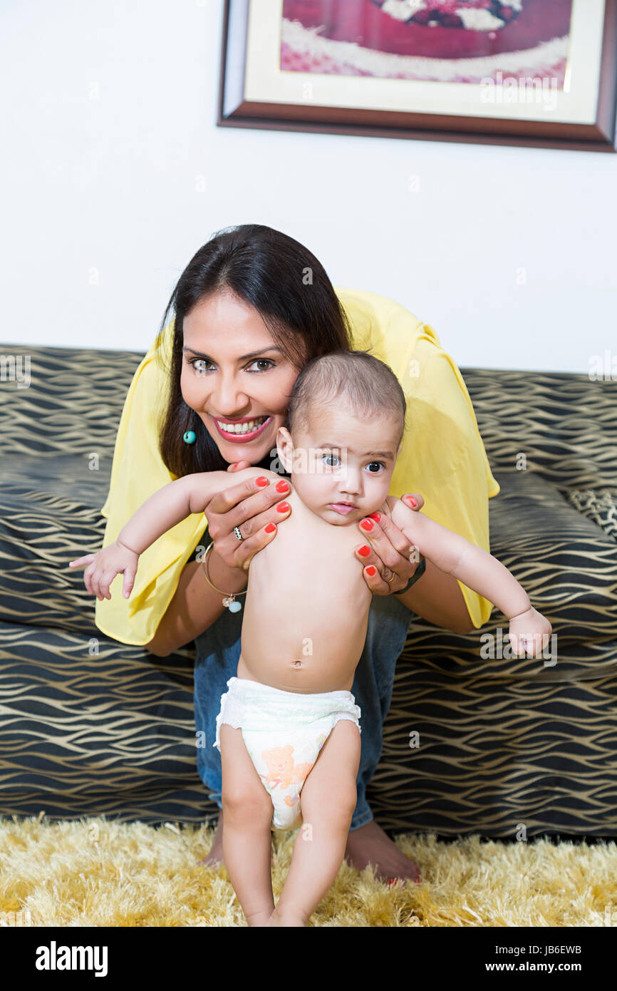 2 Personen erwachsene Frau zu Hause baby boy helfen Mutter lächelnd Sohn wandern Stockfoto