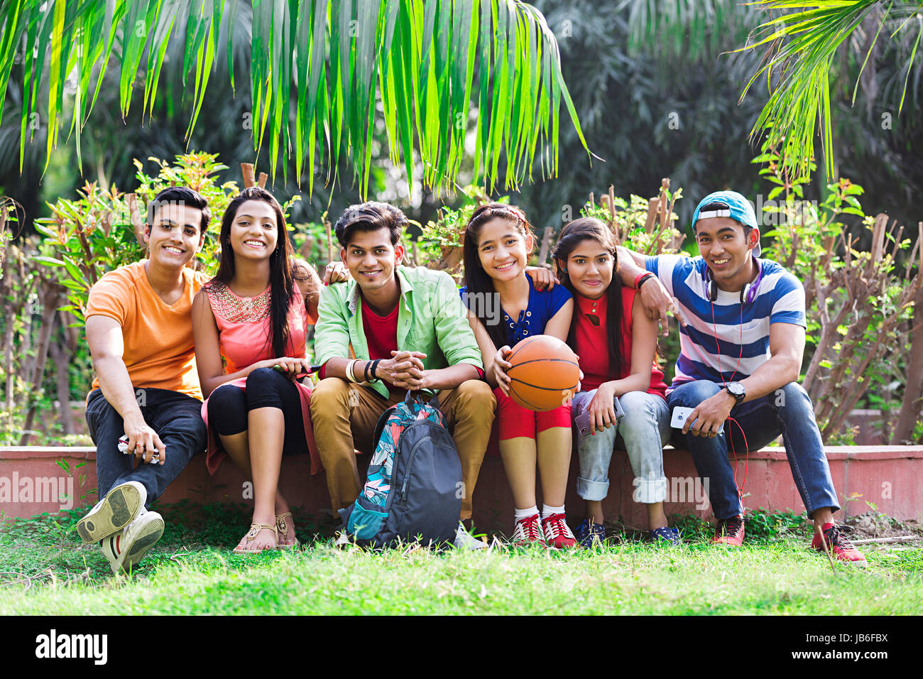 Indische Gruppe Studenten Freunde zusammen in Park Stockfoto