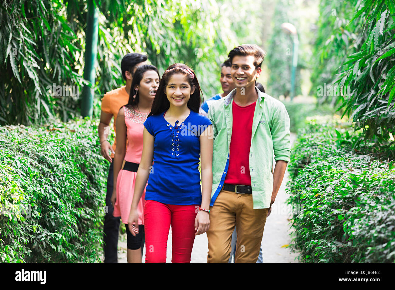 Indische Gruppe junger Teenager Freunde zusammen Wandern in Park Stockfoto