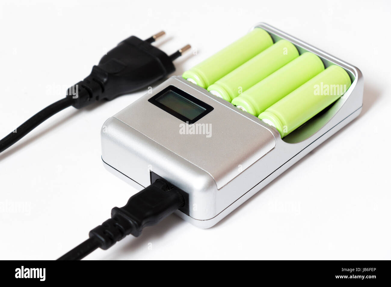Ladegerät für vier Batterien auf weißem Hintergrund Stockfoto