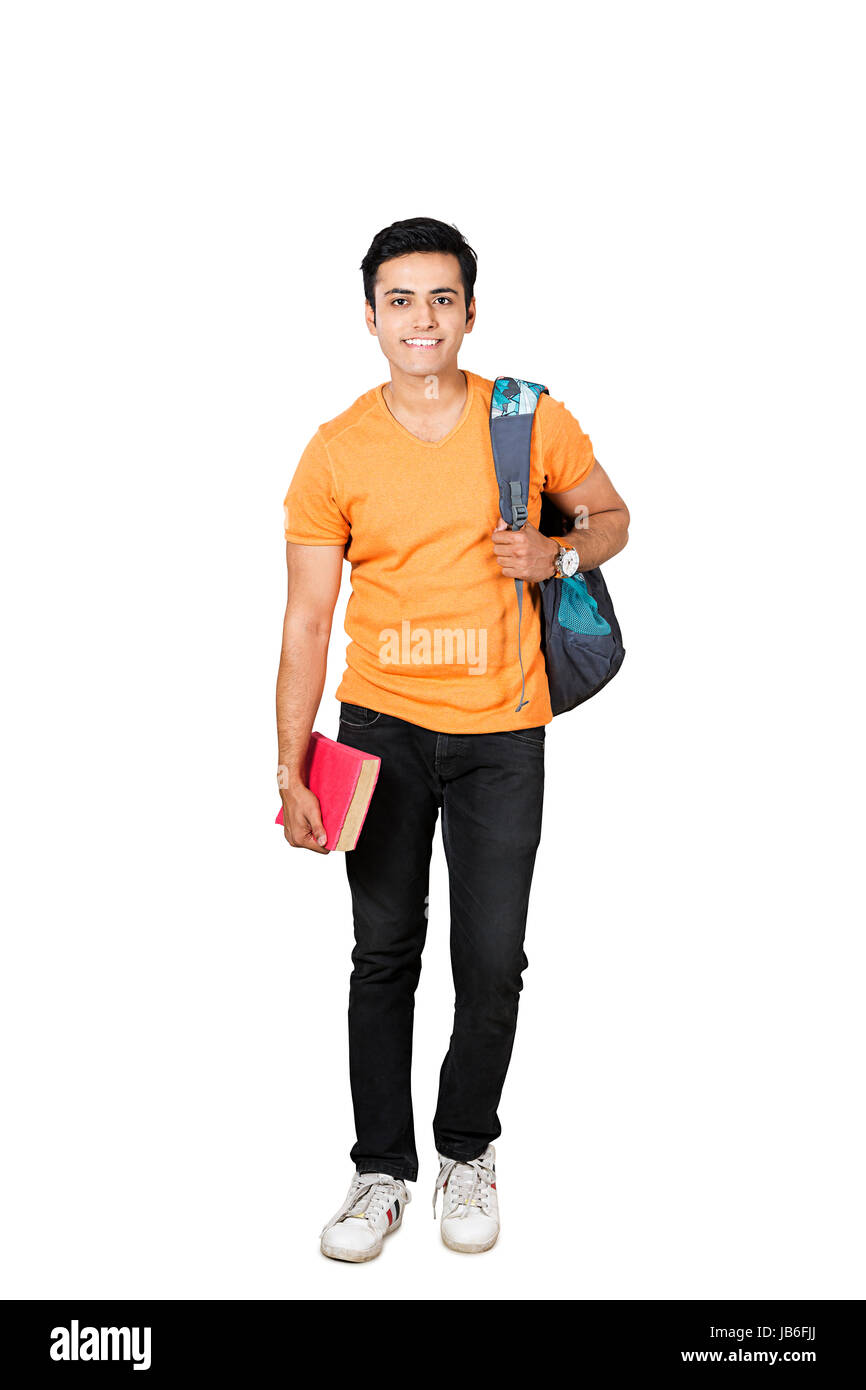 1 indischen Jungen Hochschule junge Student Holding Buch mit Tasche auf weißem Hintergrund stehend Stockfoto
