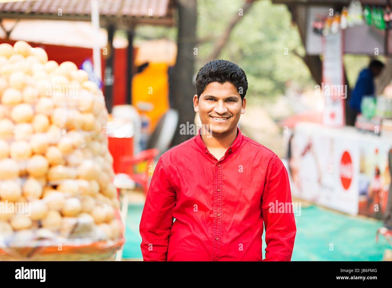 1 indischen Jungen Mann Stand auf Messe Suraj Kund lächelnd Stockfoto