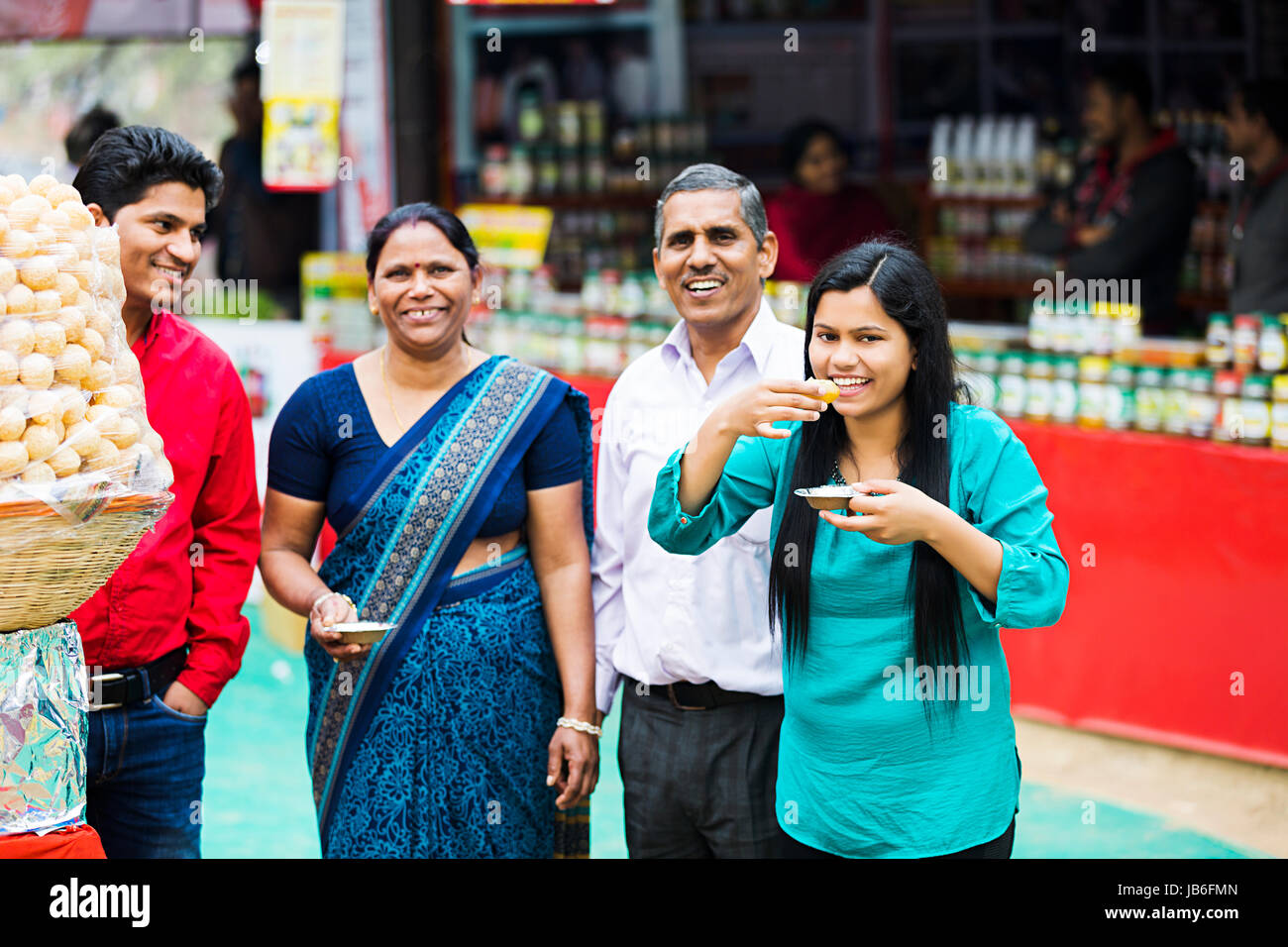 Gerne indische Familie essen Golgappe Messe in Suraj Kund Stockfoto