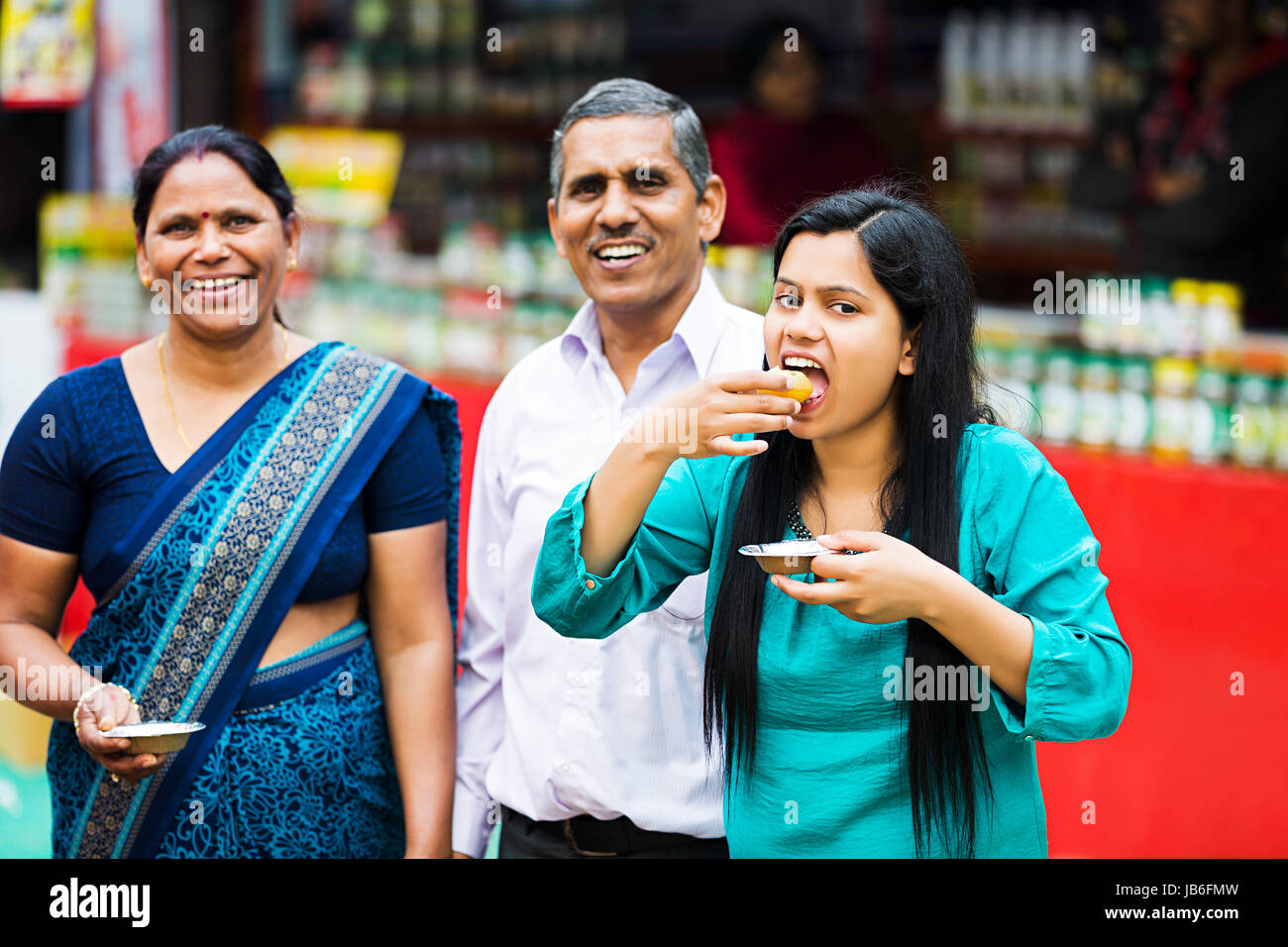Indischen Eltern und Tochter Essen in Golgappe Messe in Suraj Kund Wochenende Urlaub Stockfoto