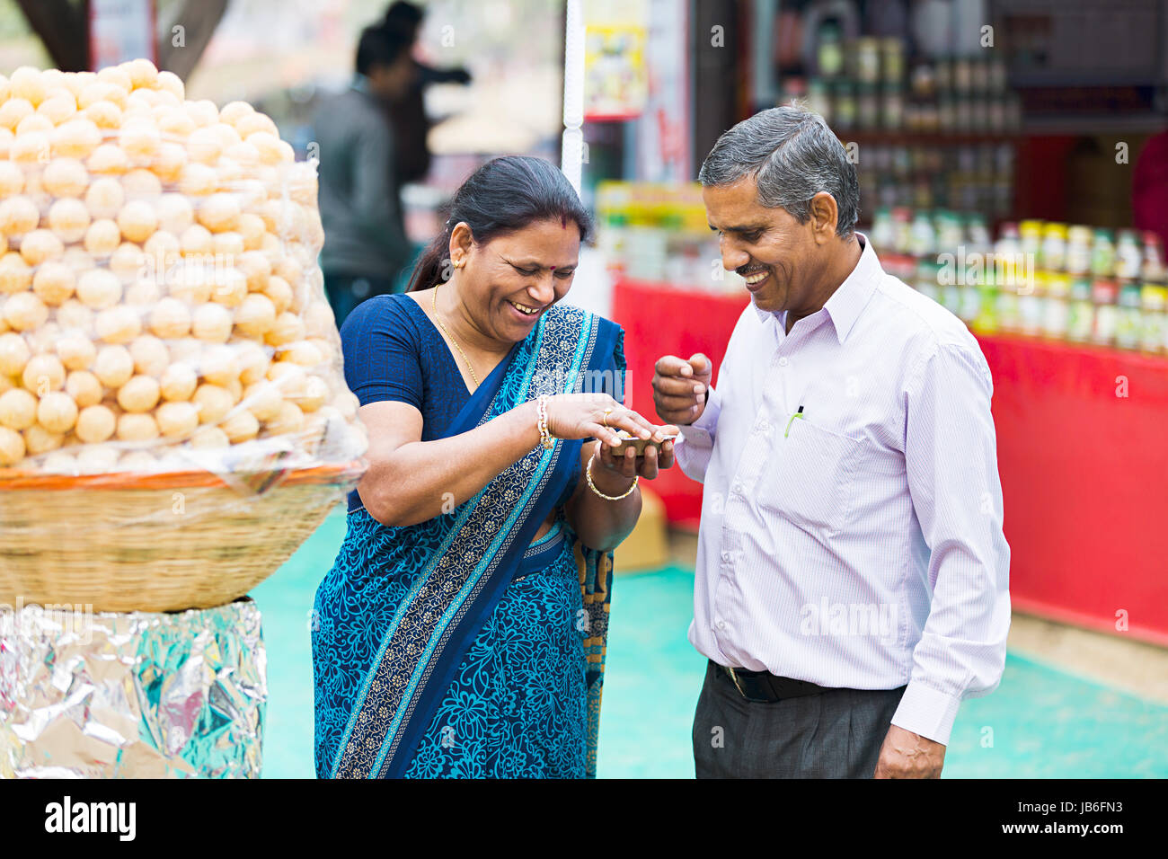 2 indische Senior Paar Essen Golgappe Markt In Suraj Kund Stockfoto