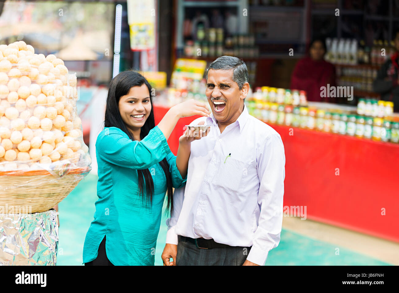 Indischen Eltern und Tochter Essen Golgappe Messe in Suraj Kund Wochenende Urlaub Stockfoto
