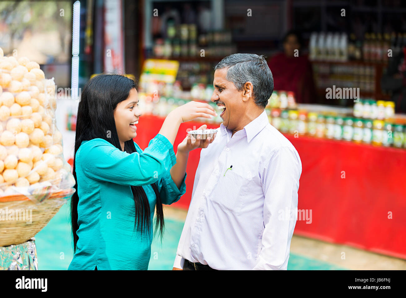 2 indische nach Vater und Tochter Essen Golgappe In Suraj Kund Markt Stockfoto