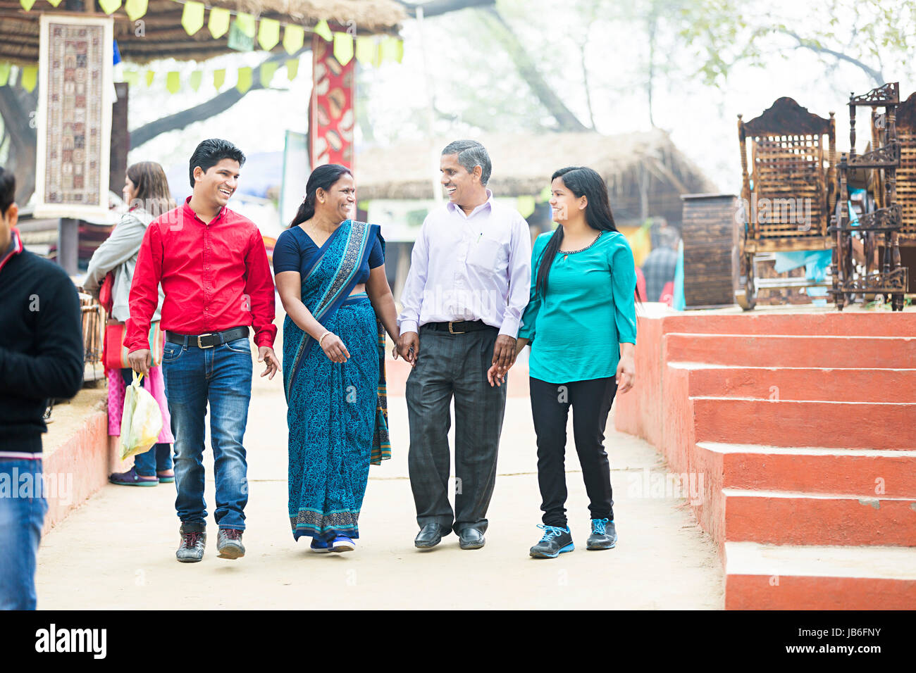 Indische Familie Eltern mit Tochter und Sohn Wandern Markt In Suraj Kund Stockfoto