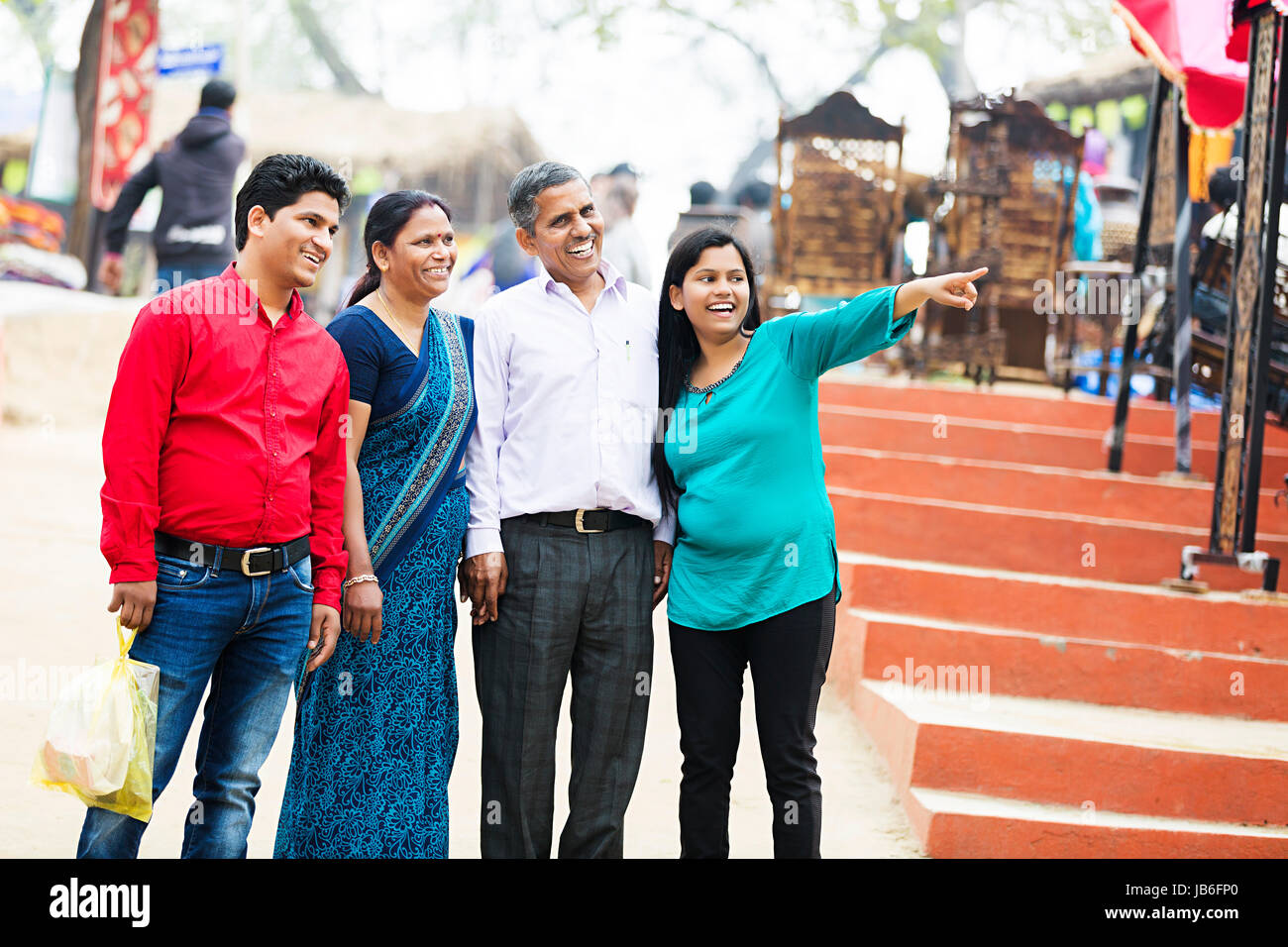 Indische Familie Eltern mit Tochter und Sohn etwas Verweisen, Markt in Suraj Kund Stockfoto