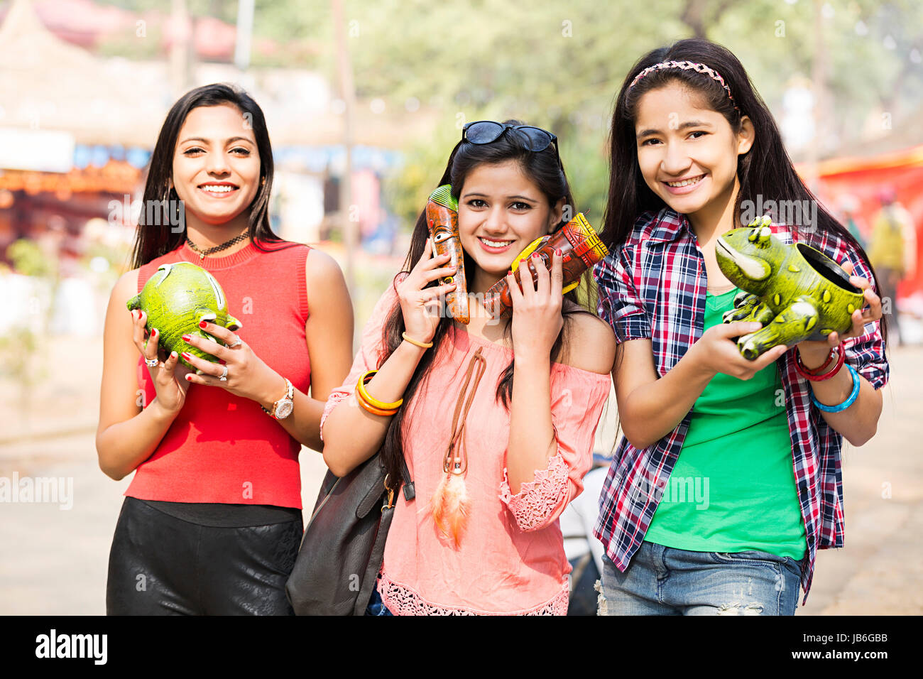 3 Jugendmädchen zusammen mit Spielzeug In den Surajkund Haryana Stockfoto