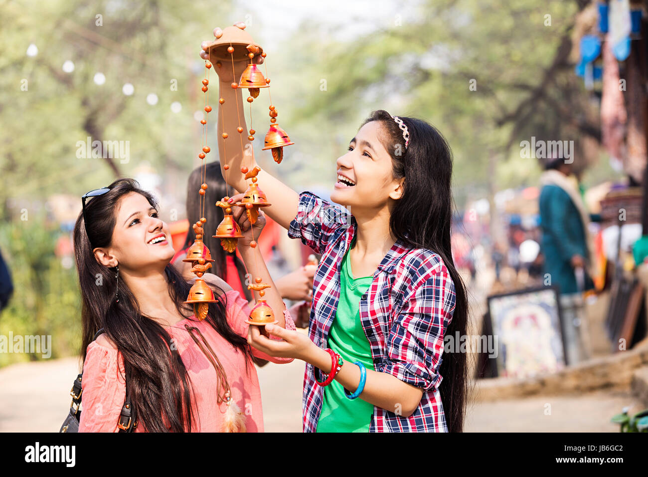 2 Junge Frauen, die an der Wand hängenden Markt Surajkund in Haryana Stockfoto