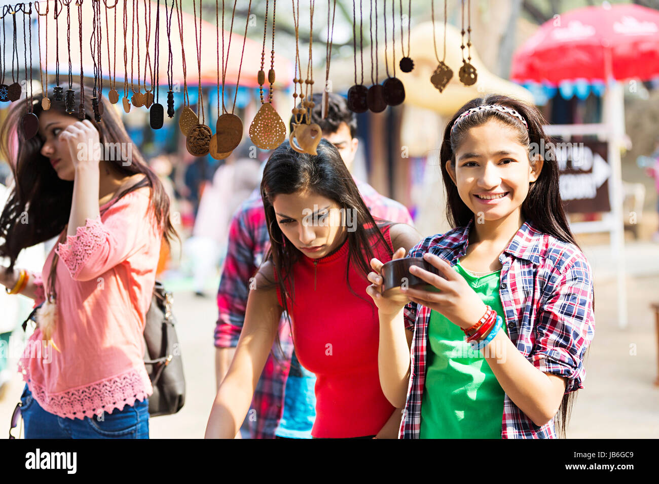 Gerne drei junge Mädchen kaufen Shopping Geschenk Stall Mela Surajkund Stockfoto