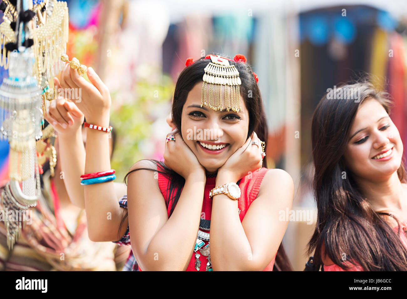 3 Teenager Mädchen zeigen Tragen Halskette Markt in Surajkund Haryana Stockfoto