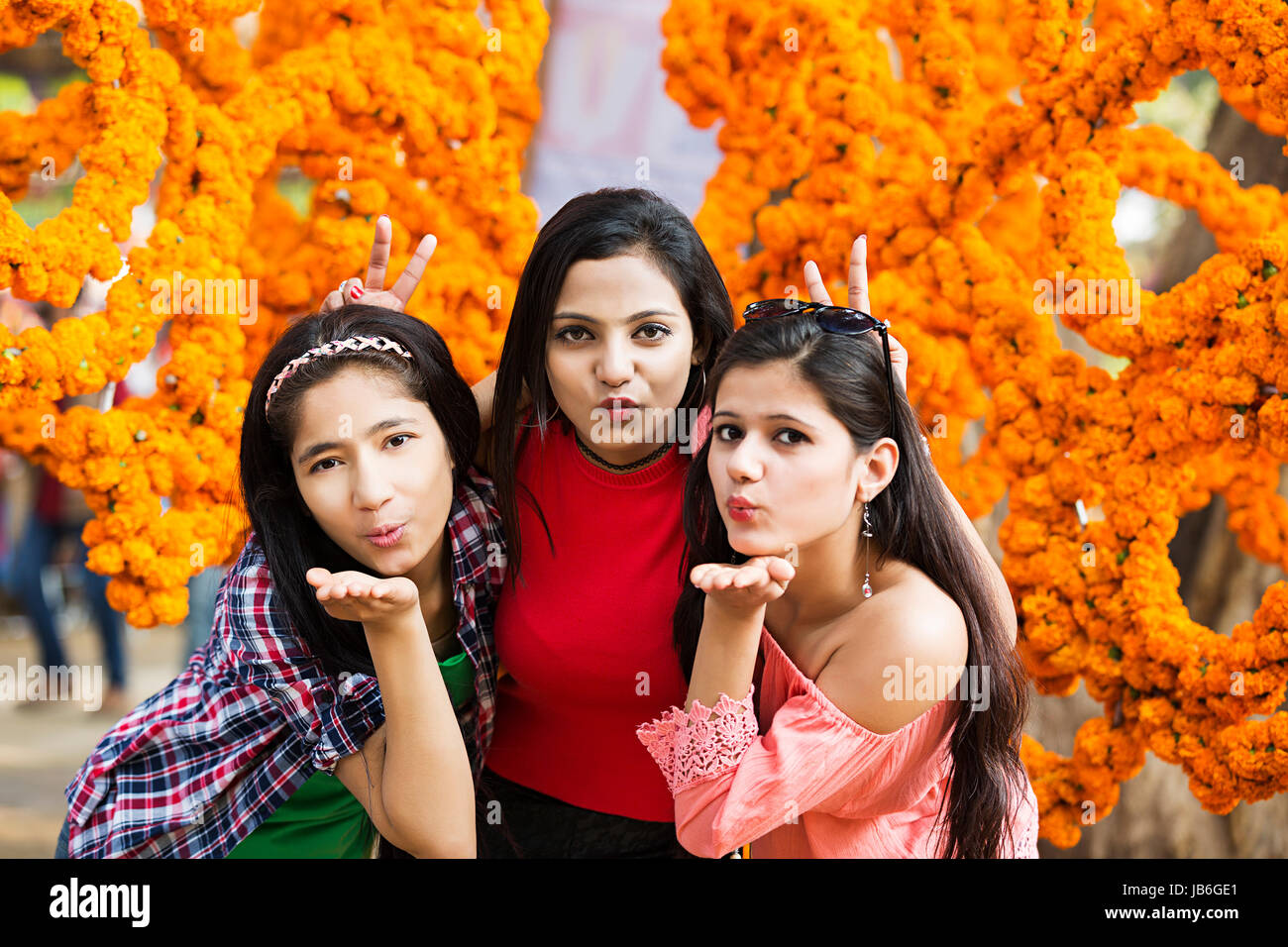 3 Teenager Mädchen Freunde fliegen genießen Sie Fair Kuß in Surajkund Stockfoto