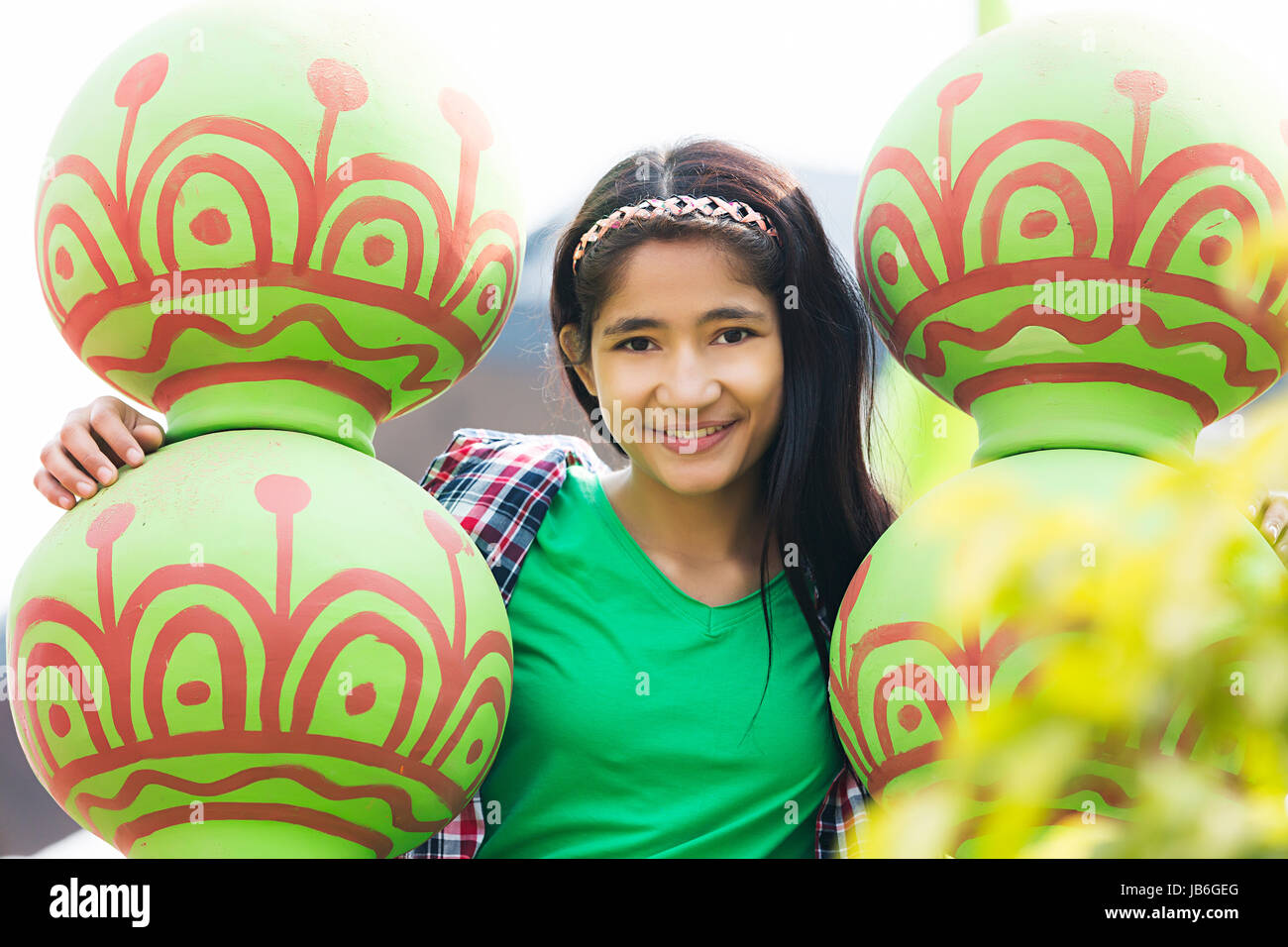 1 junge Mädchen, dass irdenen Topf genießen Markt Surajkund Haryana Stockfoto