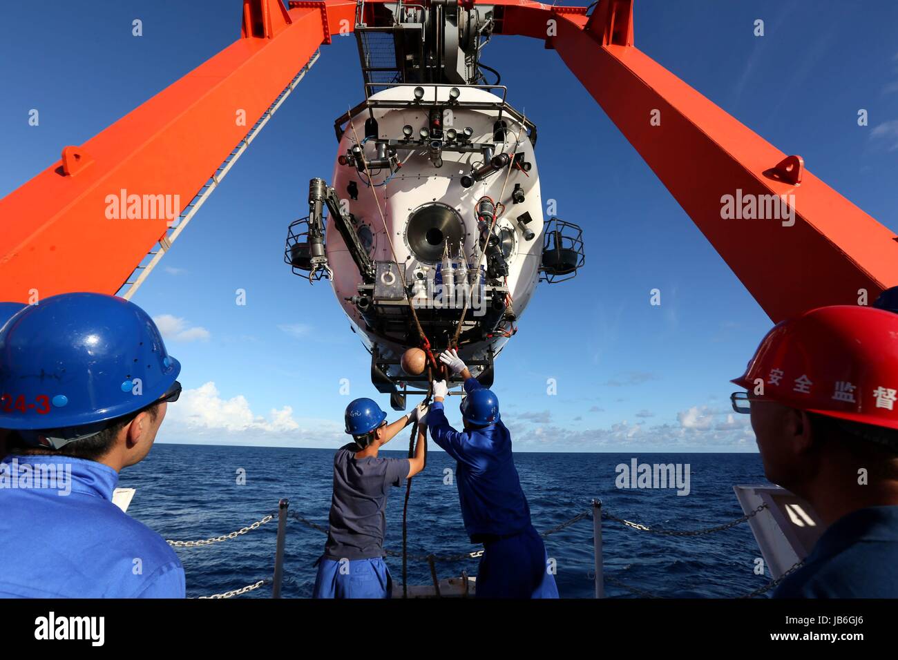 (170609)--an Bord Schiff XIANGYANGHONG 09, 9. Juni 2017 (Xinhua) - Chinas bemannte Tauchpumpe Jiaolong wird ins Meer in Yap Graben, 9. Juni 2017 gelegt. Jiaolong durchgeführt seinen 150. Tauchgang am Freitag seit 2009. (Xinhua/Liu Shiping) (Ry) Stockfoto