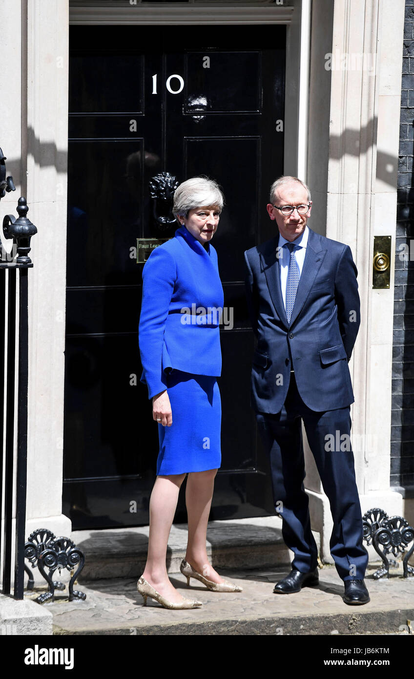 London, UK. 9. Juni 2017. Premierminister Theresa May und Ehemann Phillip Credit: Finnbarr Webster/Alamy Live News Stockfoto