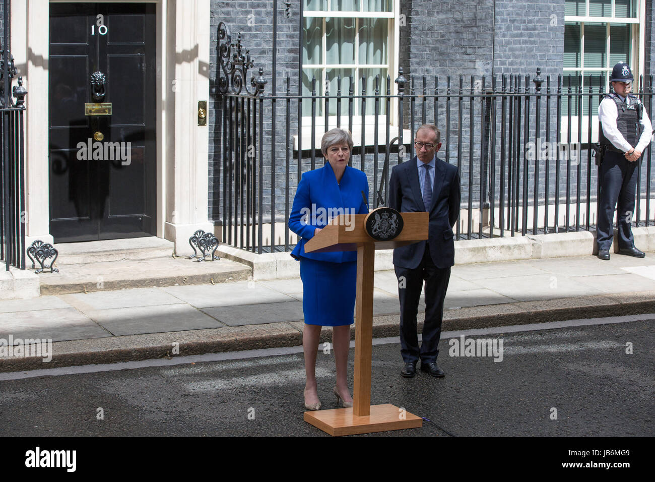 London, UK. 9. Juni 2017. Theresa Statement May ein außerhalb 10 Downing Street über die Bildung einer neuen Regierung mit der DUP, nach ihrem Besuch zum Buckingham Palace. Bildnachweis: Mark Kerrison/Alamy Live-Nachrichten Stockfoto