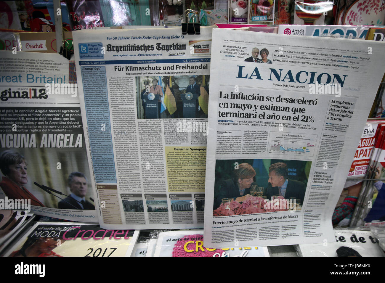 Buenos Aires Buenos Aires Argentinien 9 Juni 2017 Titelseiten Der Wichtigsten Zeitungen In Argentinien Und Seine Schlagzeilen Uber Den Besuch Von Angela Merkel Argentinisches Tageblatt Der Zeitung Der Deutschen Gemeinde In Argentinien