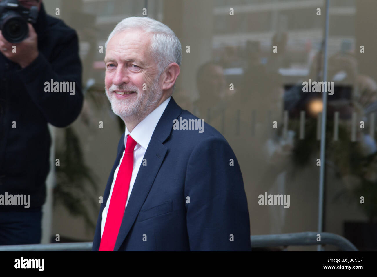 London, UK. 9. Juni 2017. Labour Leader Jeremy Corbyn verlässt Arbeit Hauptsitz am 9. Juni 2017 in London, England. Ergebnis der Parlamentswahlen ist viel enger ist als vorhergesagt worden war. Bildnachweis: Thabo Jaiyesimi/Alamy Live-Nachrichten Stockfoto
