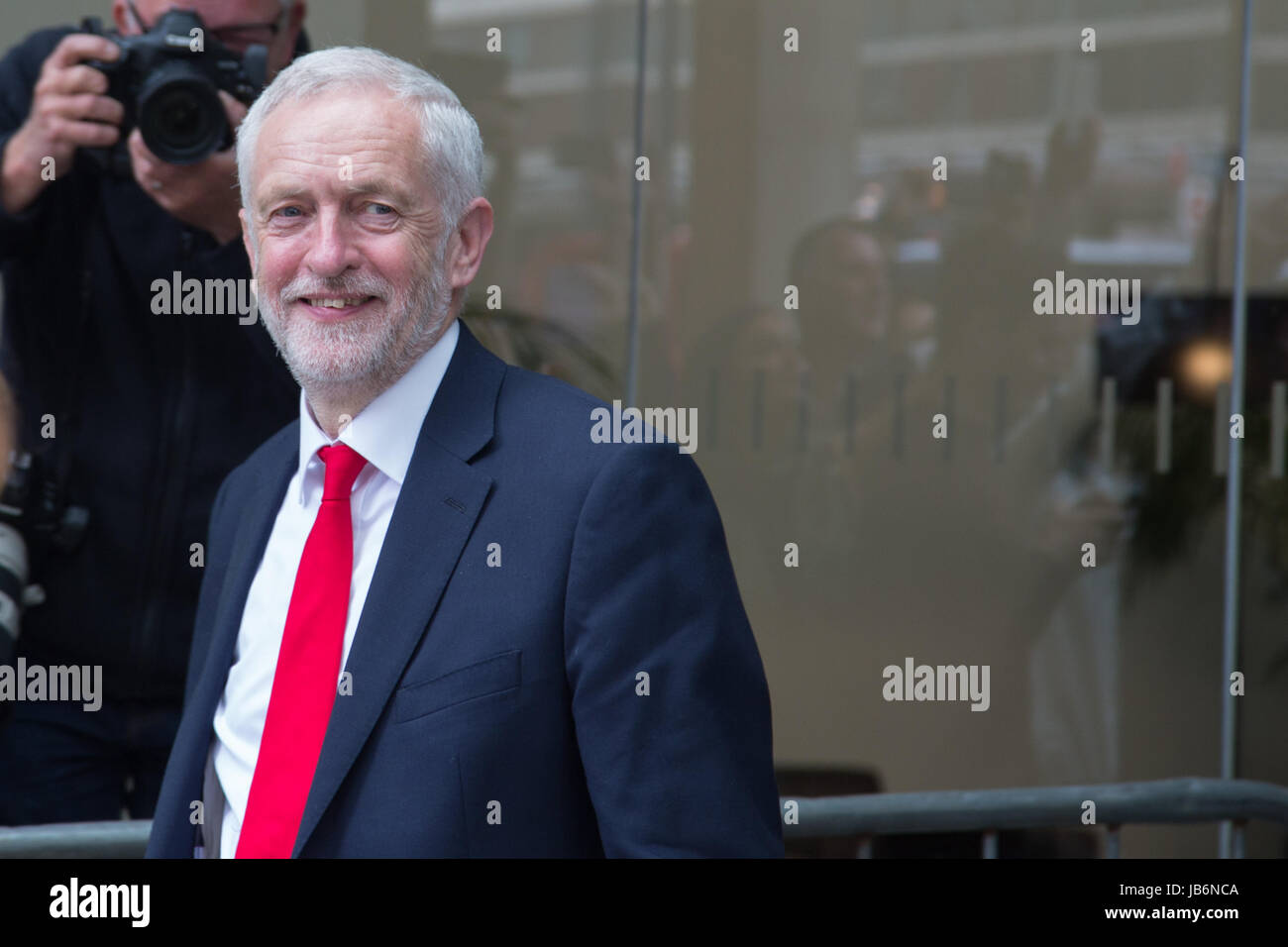 London, UK. 9. Juni 2017. Labour Leader Jeremy Corbyn verlässt Arbeit Hauptsitz am 9. Juni 2017 in London, England. Ergebnis der Parlamentswahlen ist viel enger als vorausgesagt Credit: Thabo Jaiyesimi/Alamy Live News Stockfoto