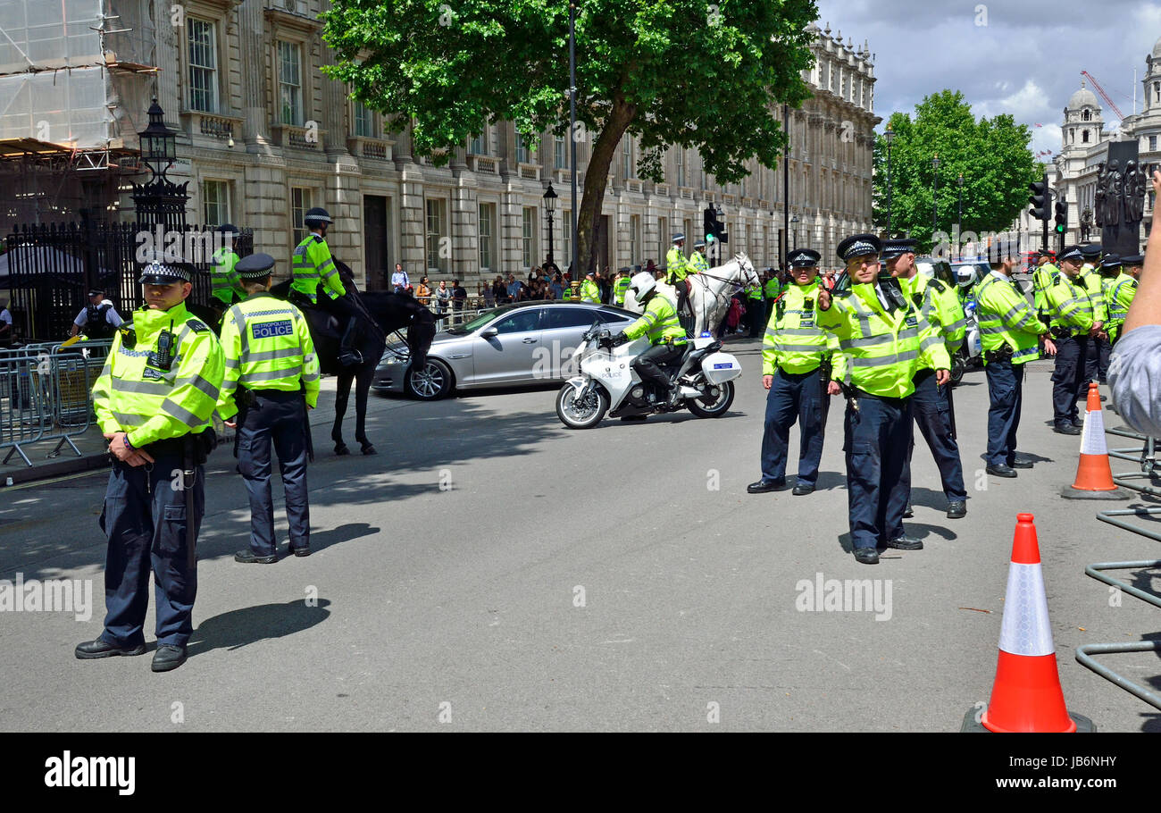 London, UK. 9. Juni 2017. Menschen sammeln außen Downing Street, wie Theresa Mai zum Buckingham Palace geht. Polizei den Bereich halten, klar, wie ihre Wagenkolonne Kredit zurück: PjrNews/Alamy Live News Stockfoto