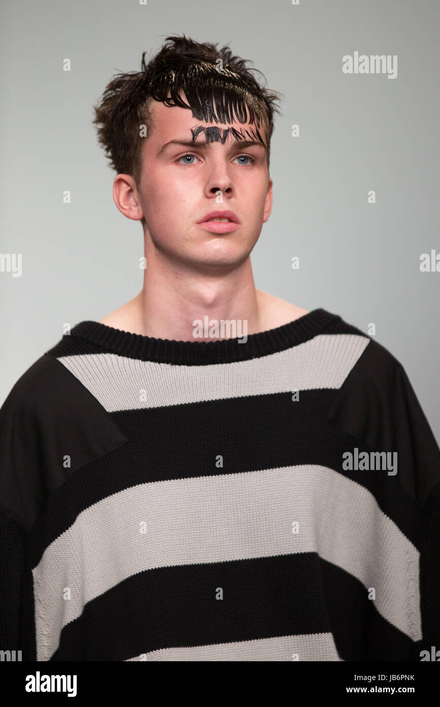 180 Strand, London, Großbritannien. 9. Juni 2017. Liam Hodges zeigt seine Sammlung am 1. Tag der London Fashion Woche Männer. Bildnachweis: Chris Yates / Alamy Live News Stockfoto