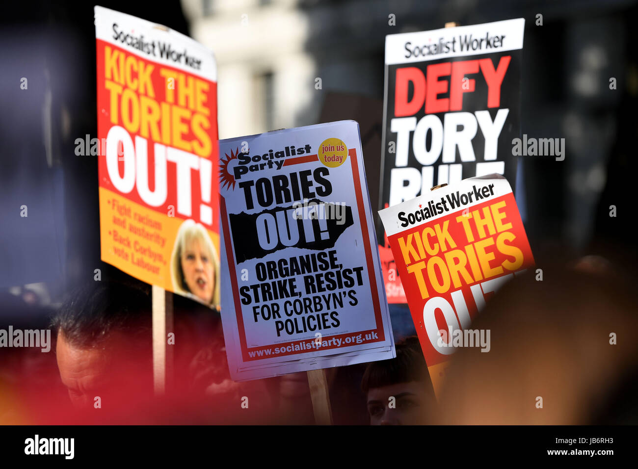 London, UK. 9. Juni 2017. Demonstranten zeigen außen Downing Street nach den Parlamentswahlen aus Protest gegen die vorgeschlagene Koalitionsregierung. Bildnachweis: Finnbarr Webster/Alamy Live-Nachrichten Stockfoto