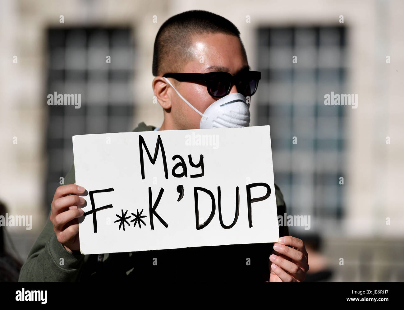 London, UK. 9. Juni 2017. Demonstranten zeigen außen Downing Street nach den Parlamentswahlen aus Protest gegen die vorgeschlagene Koalitionsregierung. Bildnachweis: Finnbarr Webster/Alamy Live-Nachrichten Stockfoto