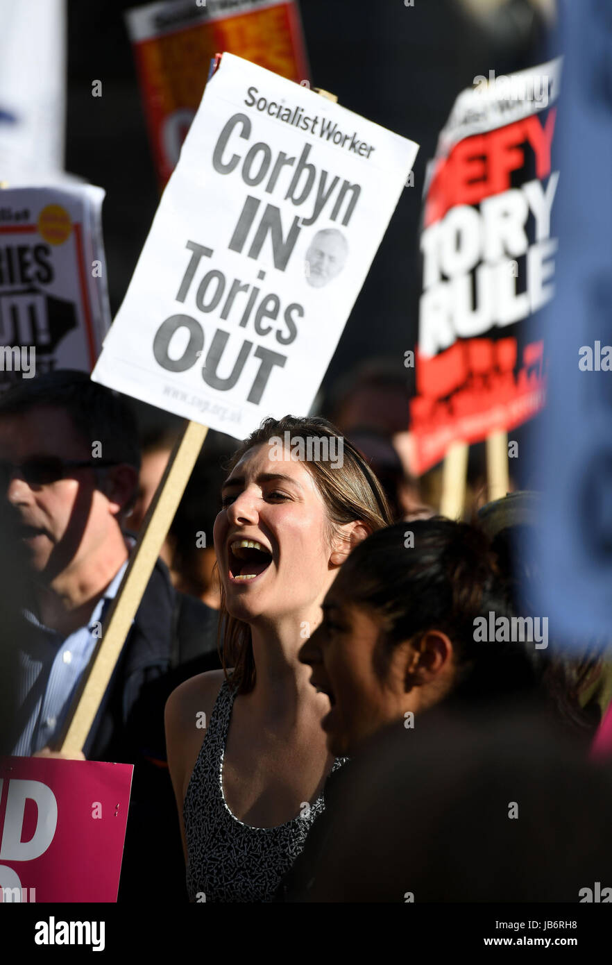 London, UK. 9. Juni 2017. Demonstranten zeigen außen Downing Street nach den Parlamentswahlen aus Protest gegen die vorgeschlagene Koalitionsregierung. Bildnachweis: Finnbarr Webster/Alamy Live-Nachrichten Stockfoto