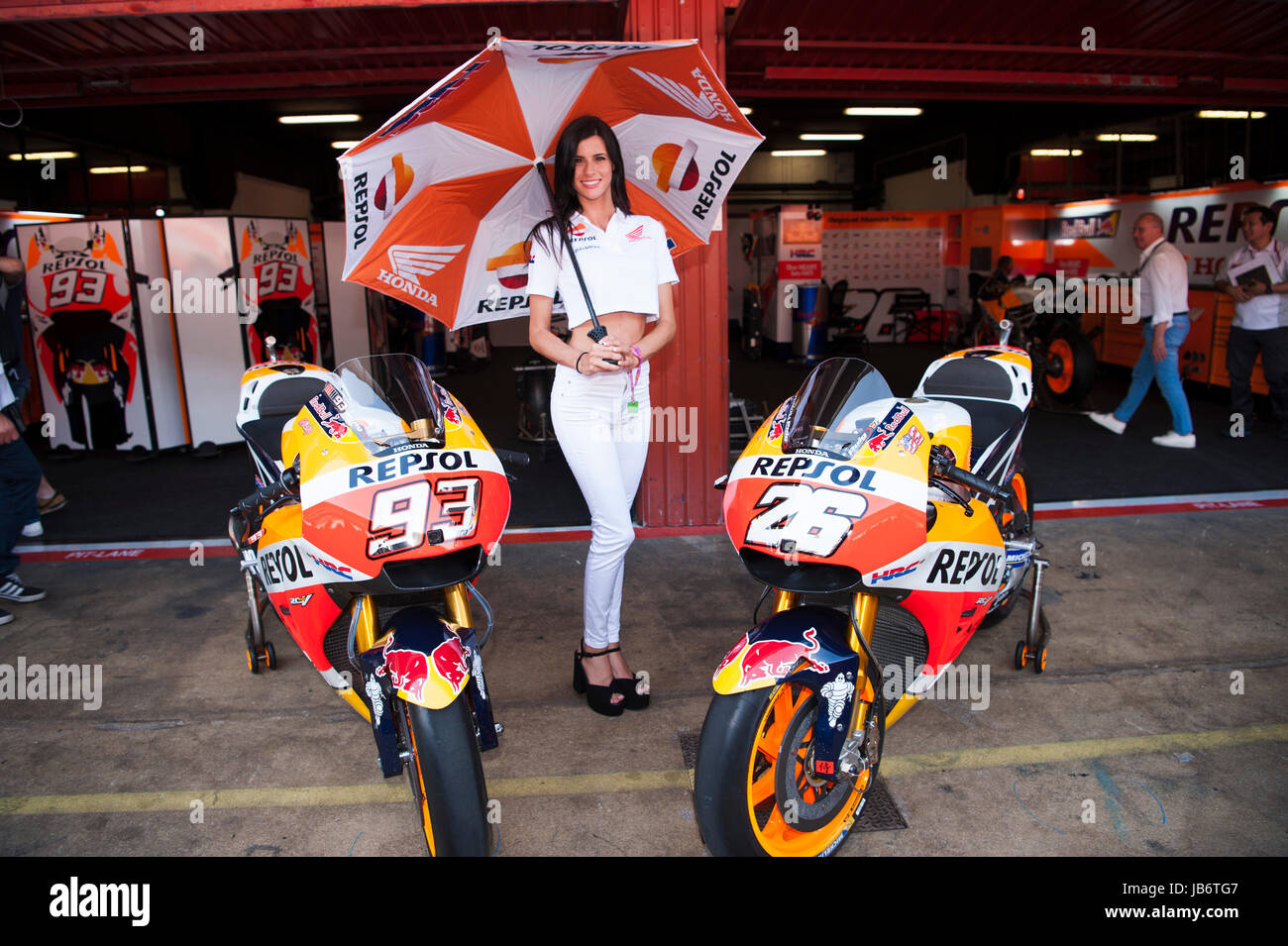 Montmelo, Spanien. 9. Juni 2017. Regenschirm Mädchen # 93 Marc Marquez (Spanisch) Repsol Honda Team Honda während des freien Trainings des Gran Premi Monster Energie de Catalunya, Schaltung von Montmelo. Freitag, 9. Juni 2017. Bildnachweis: Gtres Información Más lokalen on-line S.L./Alamy Live News Stockfoto