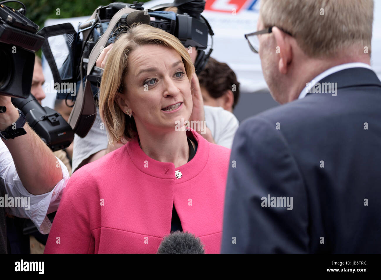 BBC politische Redakteurin, Laura Kuensberg Durchführung von TV-News-Interview. Stockfoto