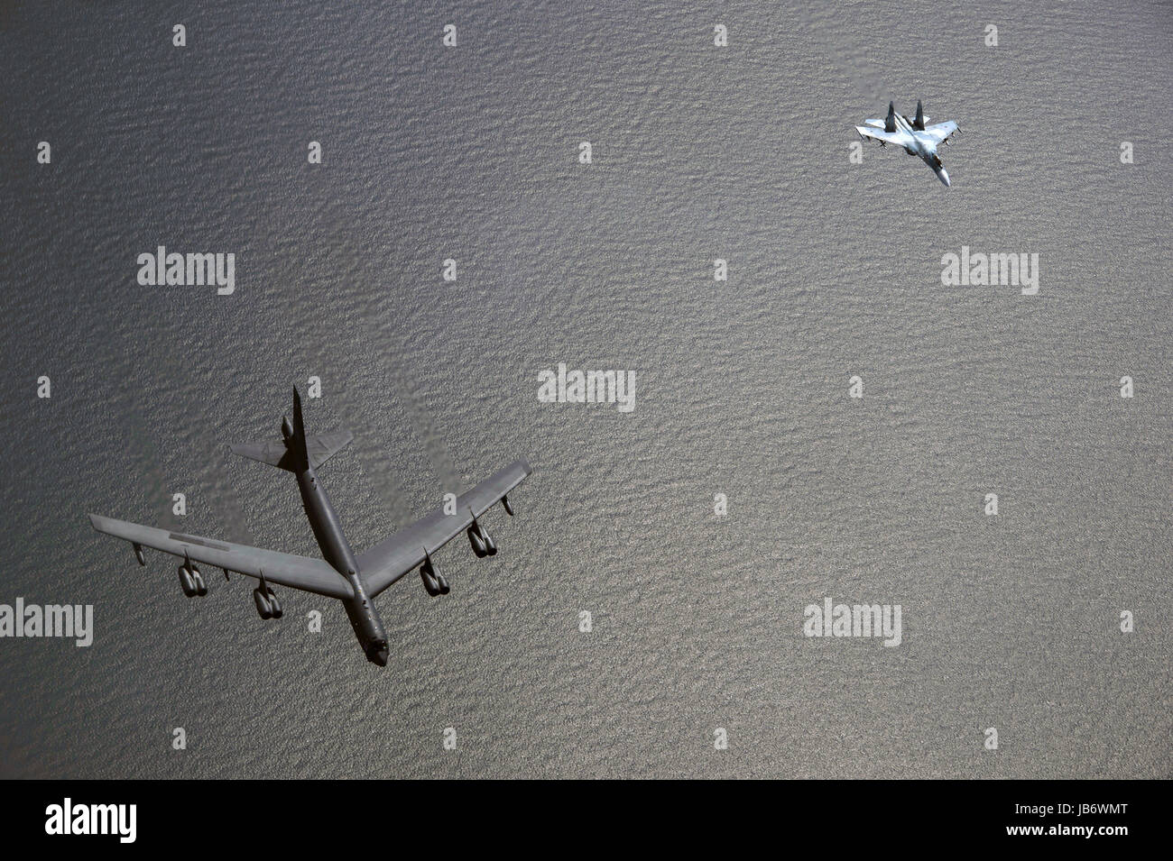 Der Ostsee. 9. Juni 2017. Ein US Luftwaffe B - 52H-Bomber, links, aus dem 2. Bombe Flügel ist während der Übung BALTOPS in der Nähe von russischen Luftraum 9. Juni 2017 in der Ostsee von einem russischen Su-27 Flanker-Jagdflugzeug abgefangen. Pentagon-Sprecher Capt Jeff Davis sagte, dass das konstante Glied galt als "sicher und professionell." Bildnachweis: Planetpix/Alamy Live-Nachrichten Stockfoto