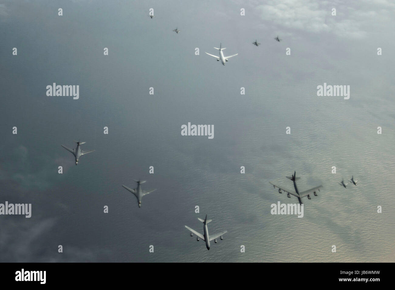 Der Ostsee. 9. Juni 2017. Ein US-Luftwaffe KC-135R Stratotanker, 756. Air Refueling Squadron, führt eine Formation von zwei USAF B-1 b Lancer, ein B - 52H Stratofortress Bomber, zwei deutsche Luftwaffe Eurofighter Taifune, zwei polnische Luftwaffe f-16 Fighting Falcons, ein US-Navy Boeing P-8 Poseidon und zwei Kampfflugzeuge der US Air Force F-16 Fighting Falcons während der Übung BALTOPS in der Nähe von russischen Luftraum 9. Juni 2017 in der Ostsee. Bildnachweis: Planetpix/Alamy Live-Nachrichten Stockfoto