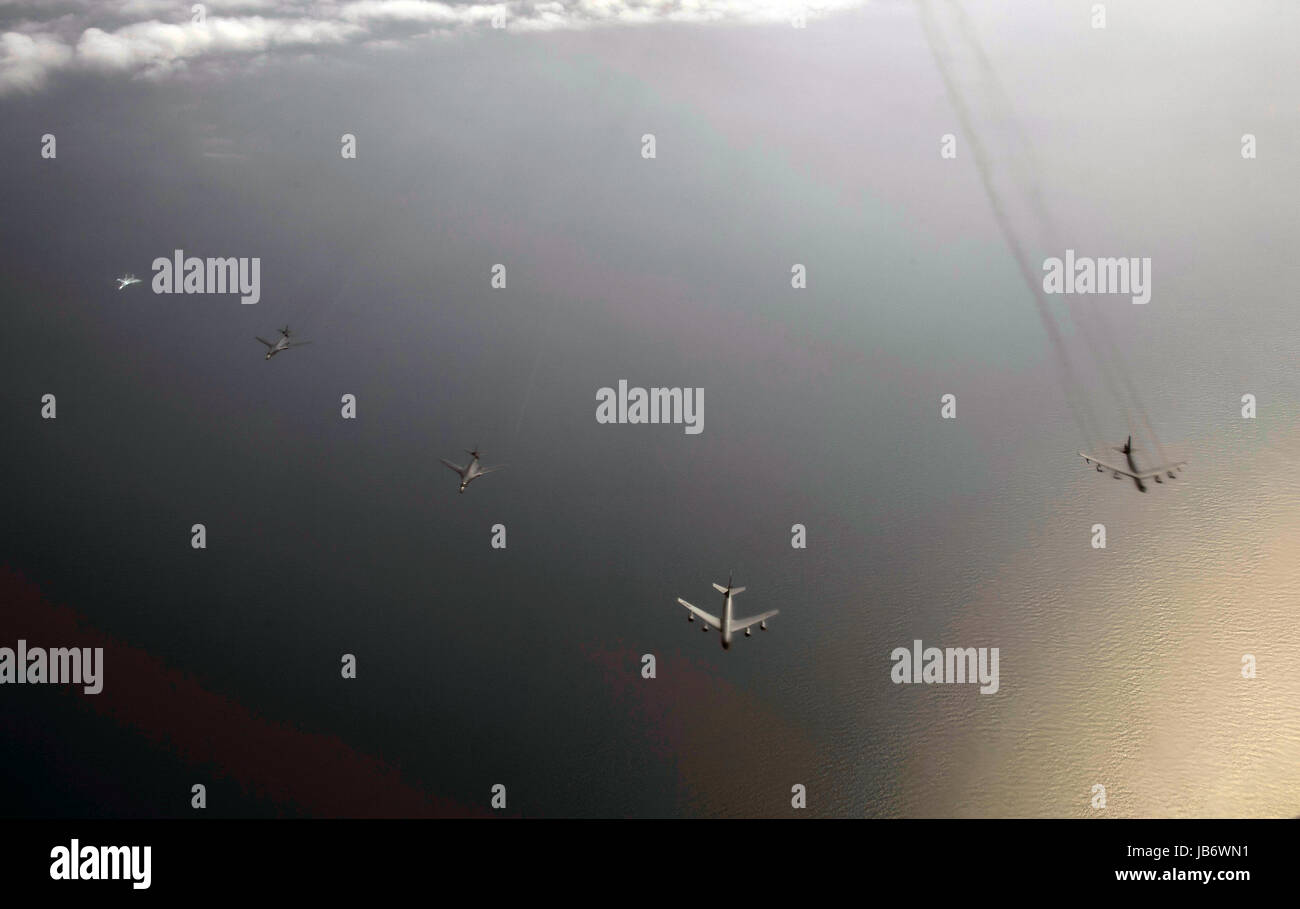 Der Ostsee. 9. Juni 2017. Eine Formation der US Air Force Flugzeuge einschließlich zwei B-1 b Lancer Bomber, links vom 28. Bombe Flügel eine KC-135R Stratotanker, 756. Air Refueling Squadron und eine B - 52H Stratofortress vom 2. Bombe Flügel sind von einem russischen Su-27 Flanker Jagdflugzeug abgefangen links, während der Übung BALTOPS in der Nähe von russischen Luftraum 9. Juni 2017 in der Ostsee. Pentagon-Sprecher Capt Jeff Davis sagte, dass das konstante Glied galt als "sicher und professionell." Bildnachweis: Planetpix/Alamy Live-Nachrichten Stockfoto